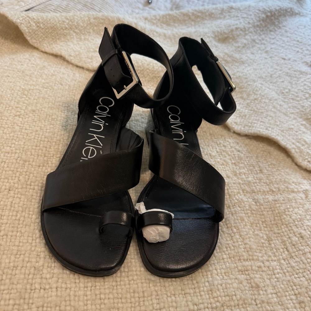 NWOT Calvin Klein Black Toe Loop Leather Block Heeled Sandals 8.5